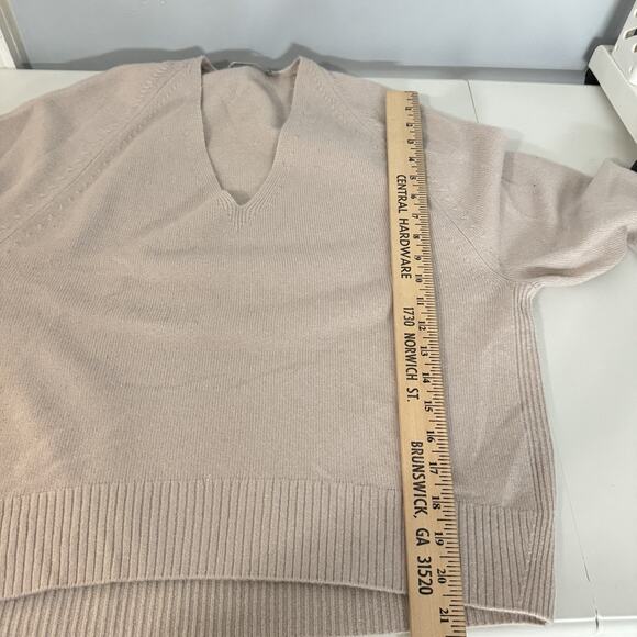Vince 100% Cashmere V-Neck Sweater Sz L Taupe Tan Quiet Luxury Old Money Office - Picture 11 of 12